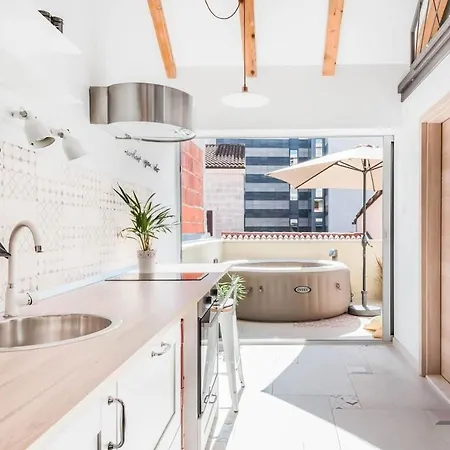 Soak In The Jacuzzi Under The Stars At A Quirky Abode * سبليت