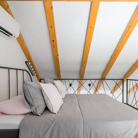Soak In The Jacuzzi Under The Stars At A Quirky Abode * Split